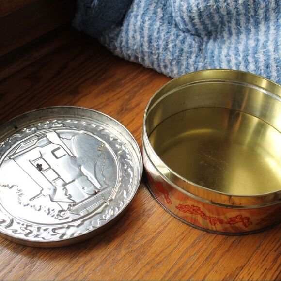 Vintage 1960s **Embossed Collectible Tin** - Picture 5 of 6